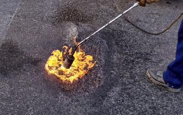 Throcking flat roofing repairs